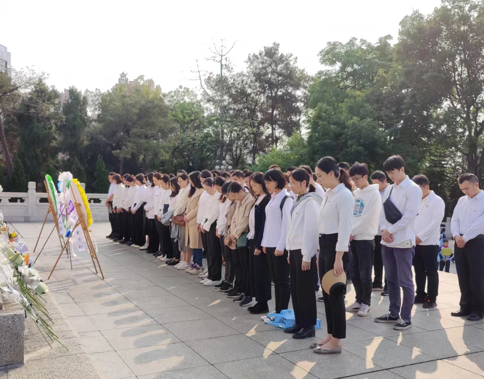 市排水公司黨總支、南寧建康環(huán)保公司黨支部開(kāi)展“緬懷革命先烈，賡續(xù)紅色基因”聯(lián)合主題黨日活動(dòng)